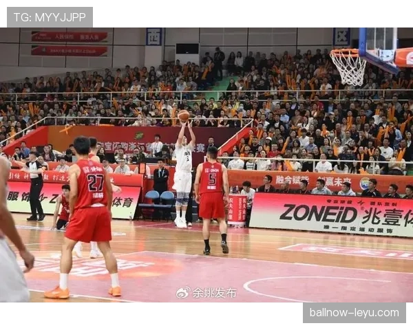 柯林斯篮板统治力惊人，助力球队逆转取胜