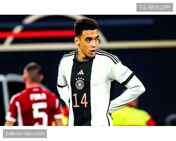 穆西亚拉持续闪耀，荣膺年度个人大奖，彰显足坛新星崛起