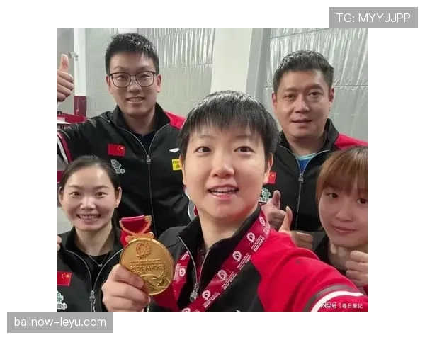 何卓佳训练完啃鸡腿的样子，真不像个靠自律吃饭的运动员