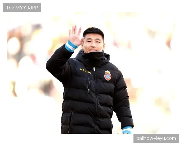 武磊家冰箱里塞满能量饮料，邻居说他半夜还在练颠球